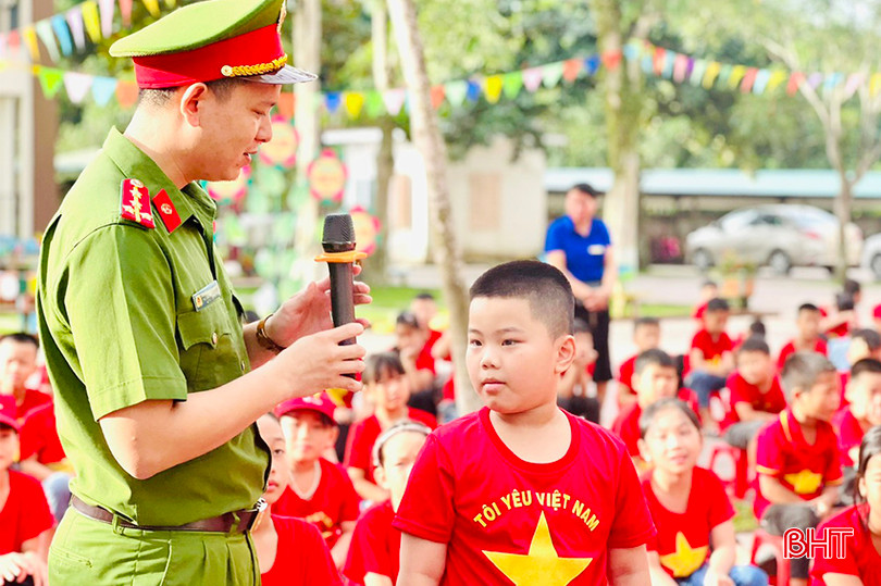 Công an xã Phú Gia tuyên truyền pháp luật về tội phạm túy tới các em học sinh trên địa bàn trước khi nghỉ hè.