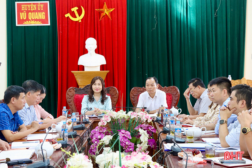 Phó Trưởng ban Thường trực Ban Dân vận Tỉnh ủy Nguyễn Thị Mai Thuỷ và Phó Bí thư Thường trực Huyện uỷ Vũ Quang Nguyễn Thiều Quang chủ trì buổi làm việc.
