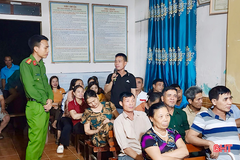 Công an xã Sơn Kim 1 (Hương Sơn) tuyên truyền các quy định của pháp luật về tội phạm ma túy tới bà con nhân dân trên địa bàn.