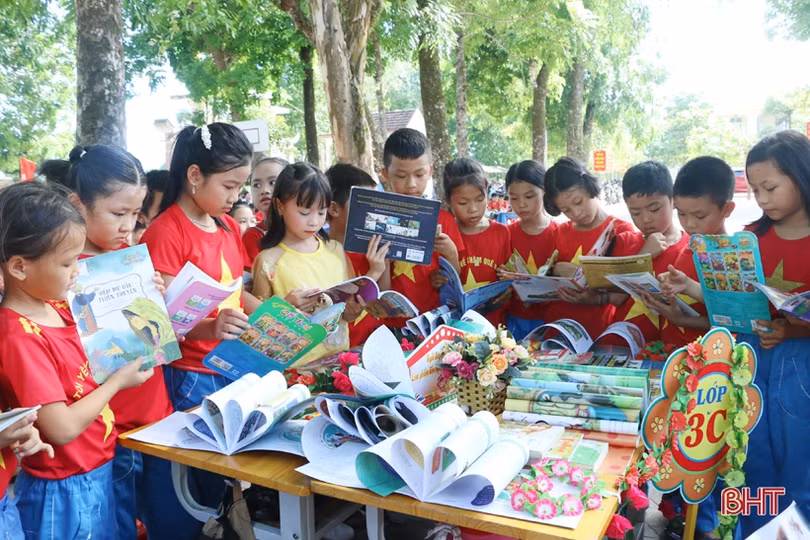 Giúp học sinh vùng xa ở Cẩm Xuyên mê đọc sách, chấp hành pháp luật giao thông