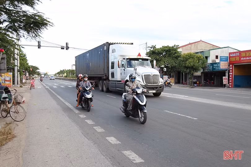 Đèn tín hiệu giao thông “ngủ quên” nhiều ngày ở ngã ba “tử thần”