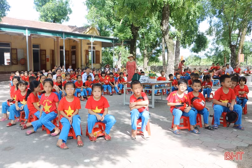 Giúp học sinh vùng xa ở Cẩm Xuyên mê đọc sách, chấp hành pháp luật giao thông