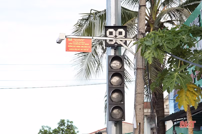 Đèn tín hiệu giao thông “ngủ quên” nhiều ngày ở ngã ba “tử thần”
