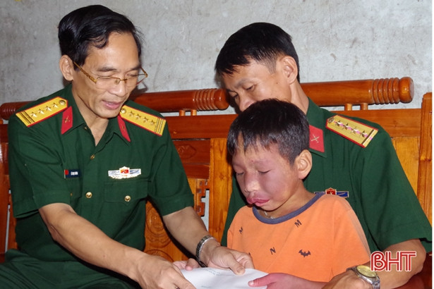 50 suất quà đến với các cháu hoàn cảnh khó khăn dịp Tết Trung thu