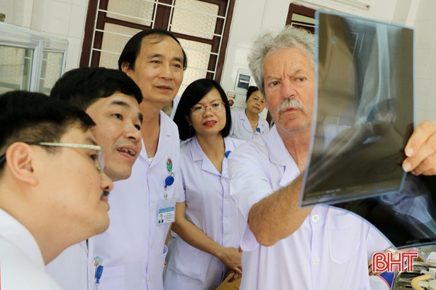 3 bác sỹ người Pháp đến Hà Tĩnh khám chữa bệnh dịp cuối năm