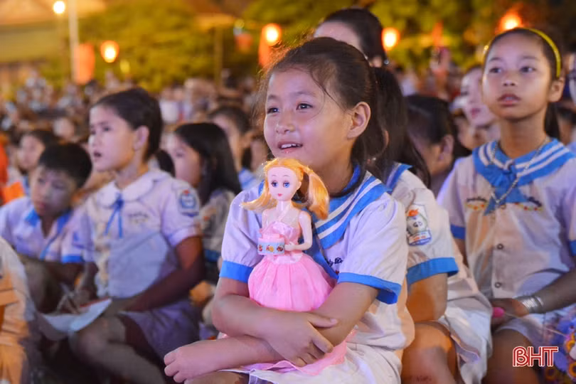 Lãnh đạo tỉnh Hà Tĩnh tặng quà cho trẻ em nhân dịp Tết Trung thu