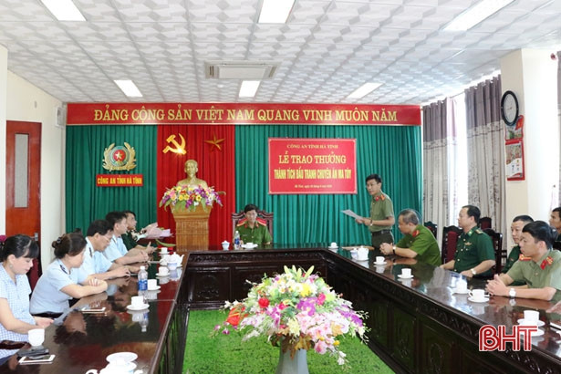 Trao thưởng lực lượng phá chuyên án thu 18.000 viên ma túy tổng hợp