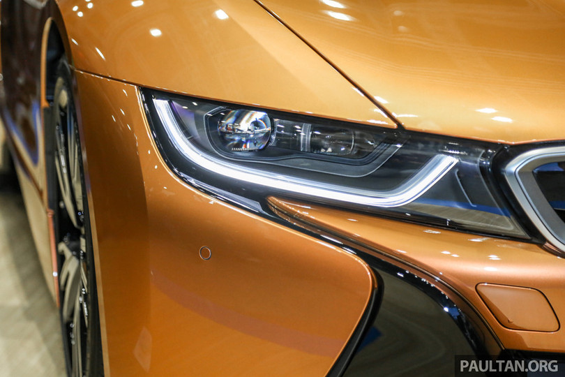 Siêu xe BMW i8 Roadster đầu tiên cập bến Malaysia