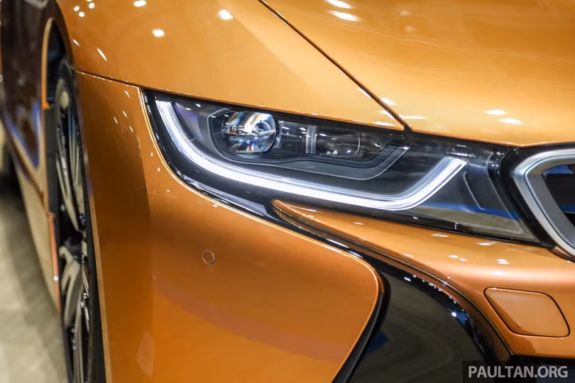Siêu xe BMW i8 Roadster đầu tiên cập bến Malaysia