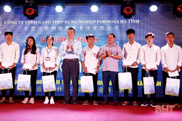 Formosa Hà Tĩnh trao 400 suất học bổng cho học sinh giỏi vượt khó