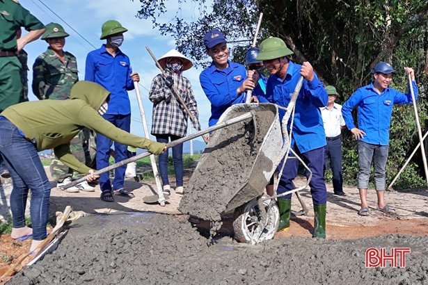 12.000 lượt ĐVTN Thạch Hà giúp dân xây dựng NTM