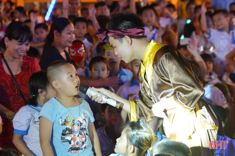 Lãnh đạo tỉnh Hà Tĩnh tặng quà cho trẻ em nhân dịp Tết Trung thu