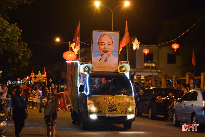 Lãnh đạo tỉnh Hà Tĩnh tặng quà cho trẻ em nhân dịp Tết Trung thu