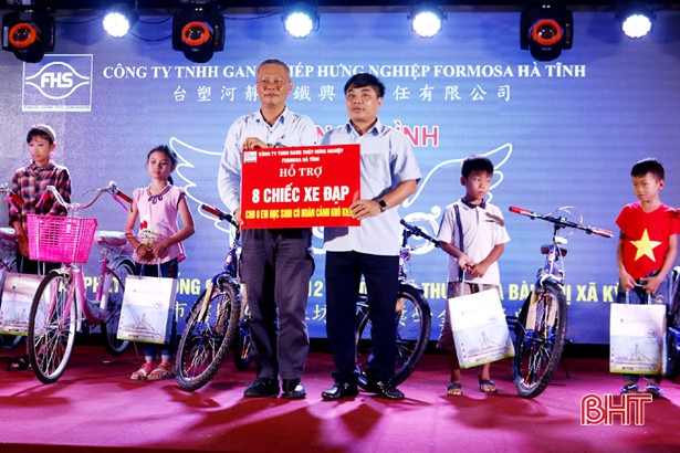 Formosa Hà Tĩnh trao 400 suất học bổng cho học sinh giỏi vượt khó