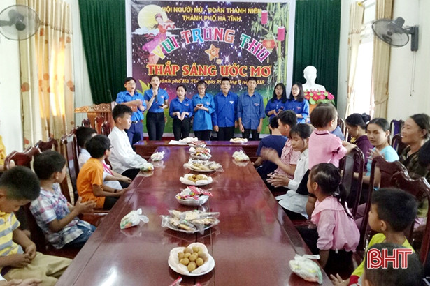 Trung thu yêu thương cho trẻ em khiếm thị Hà Tĩnh