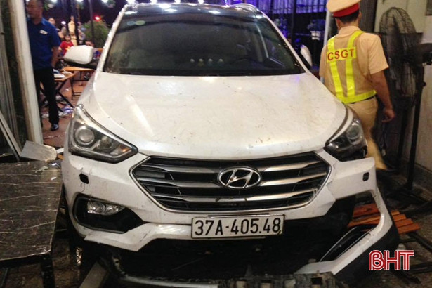 Xe ô tô 7 chỗ lao vào quán nhậu, 6 người nhập viện cấp cứu
