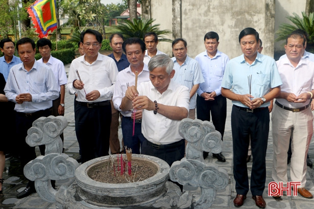 “Nguyễn Du viết Kiều, đất nước hóa thành văn” ảnh 4 “Nguyễn Du viết Kiều, đất nước hóa thành văn”