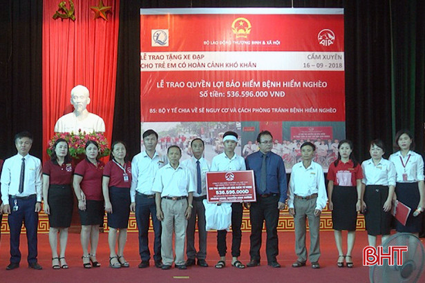 AIA Hà Tĩnh trao tặng 20 xe đạp cho học sinh nghèo Cẩm Xuyên