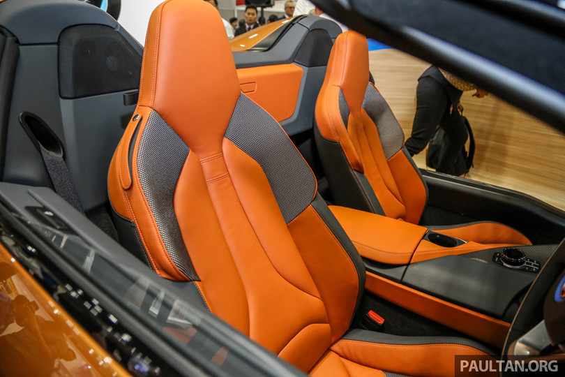 Siêu xe BMW i8 Roadster đầu tiên cập bến Malaysia