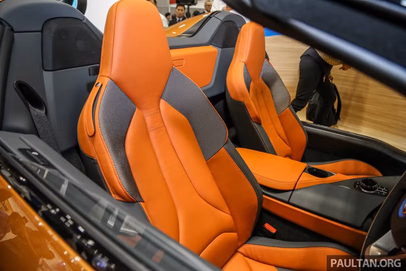 Siêu xe BMW i8 Roadster đầu tiên cập bến Malaysia