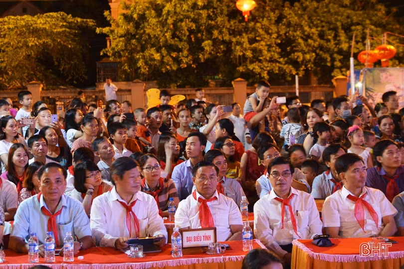 Lãnh đạo tỉnh Hà Tĩnh tặng quà cho trẻ em nhân dịp Tết Trung thu