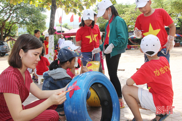 Học sinh tiểu học biến phế liệu thành sản phẩm thân thiện với môi trường