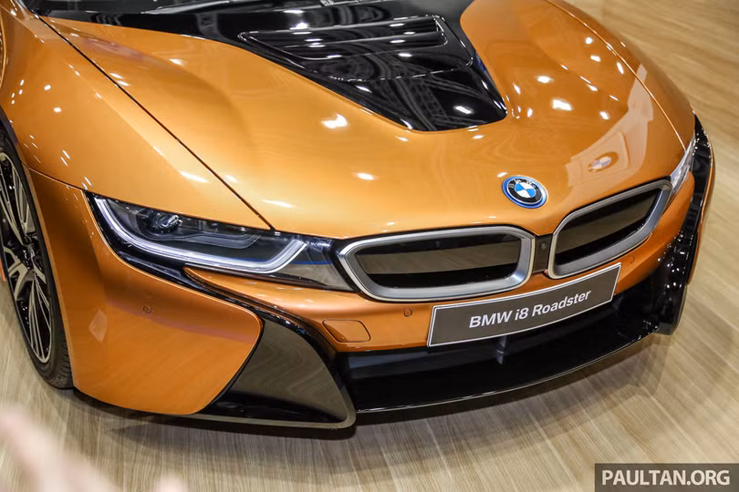 Siêu xe BMW i8 Roadster đầu tiên cập bến Malaysia