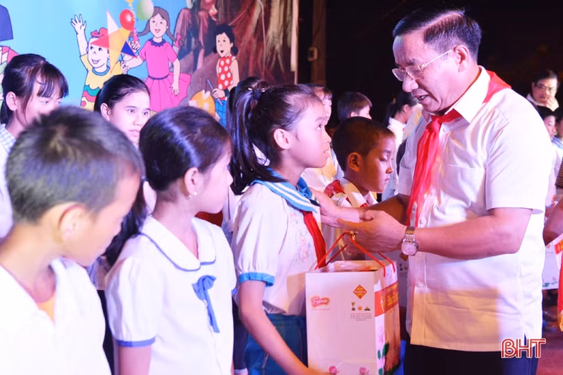 Lãnh đạo tỉnh Hà Tĩnh tặng quà cho trẻ em nhân dịp Tết Trung thu