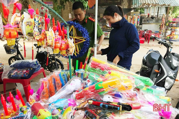 Thu giữ nhiều bánh kẹo “dỏm”, đồ chơi nguy hiểm dịp Trung thu