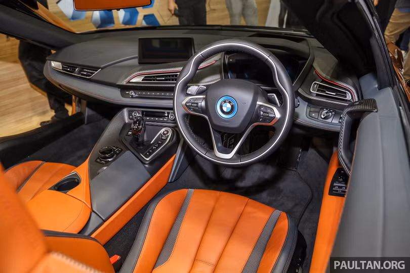 Siêu xe BMW i8 Roadster đầu tiên cập bến Malaysia