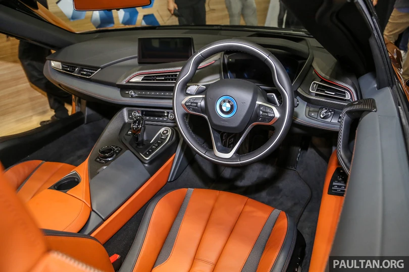 Siêu xe BMW i8 Roadster đầu tiên cập bến Malaysia