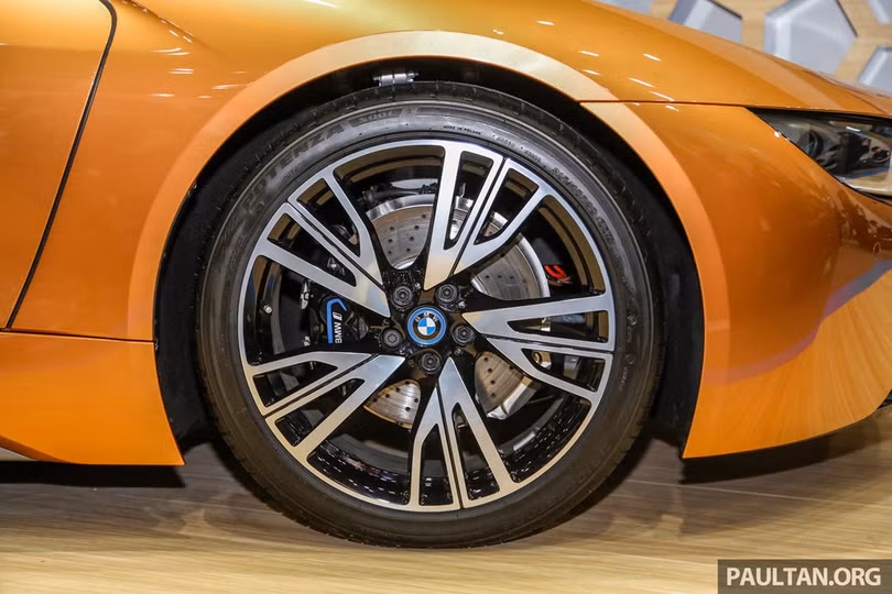 Siêu xe BMW i8 Roadster đầu tiên cập bến Malaysia