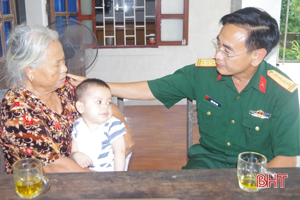 50 suất quà đến với các cháu hoàn cảnh khó khăn dịp Tết Trung thu