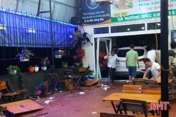 Xe ô tô 7 chỗ lao vào quán nhậu, 6 người nhập viện cấp cứu
