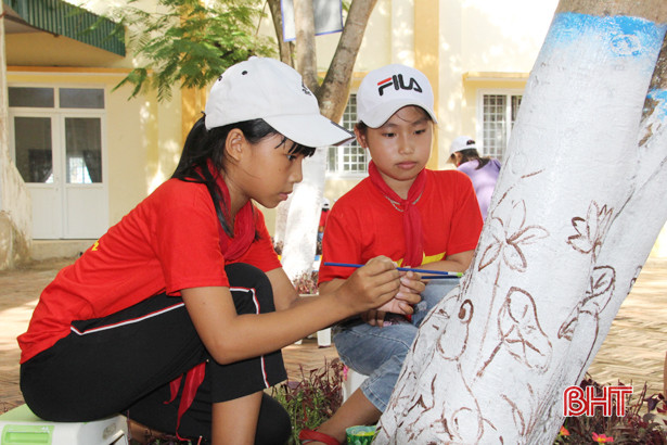 Học sinh tiểu học biến phế liệu thành sản phẩm thân thiện với môi trường
