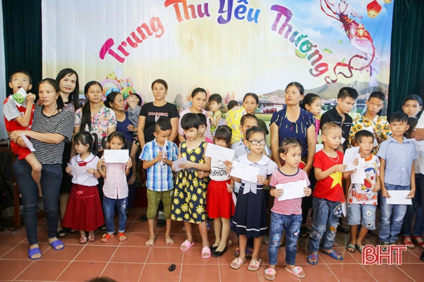 Trung thu yêu thương cho trẻ em khiếm thị Hà Tĩnh