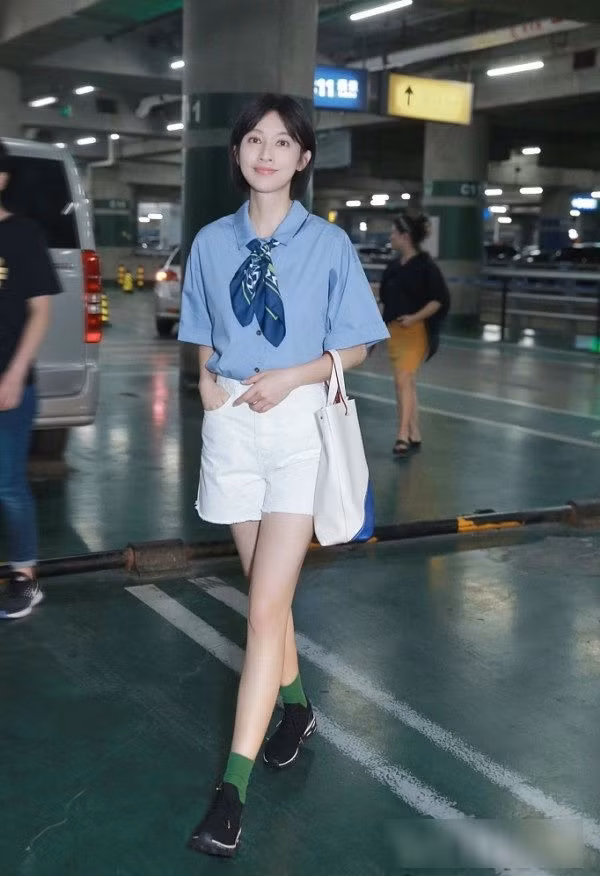 Ngày thu mà không diện áo sơ mi ngắn tay “chất như nước cất” này thì quá phí