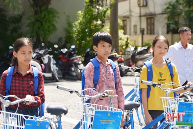 “Tiếp sức” học trò nghèo tới trường