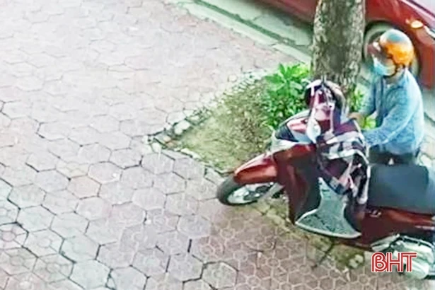 Truy tìm 2 kẻ bịt mặt bẻ khóa xe SH trước quán cà phê ở TP Hà Tĩnh