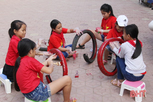 Học sinh tiểu học biến phế liệu thành sản phẩm thân thiện với môi trường