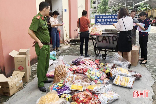 Thu giữ nhiều bánh kẹo “dỏm”, đồ chơi nguy hiểm dịp Trung thu