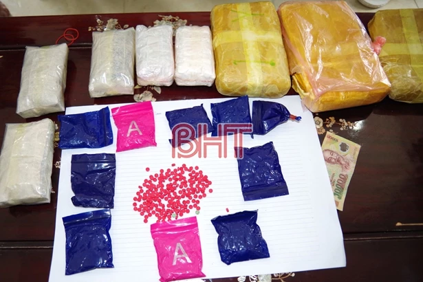 Bắt quả tang 3 đối tượng mua bán trái phép 18.000 viên hồng phiến