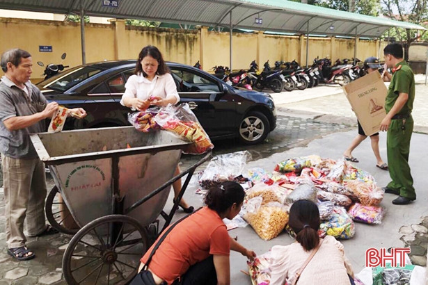 Thu giữ nhiều bánh kẹo “dỏm”, đồ chơi nguy hiểm dịp Trung thu