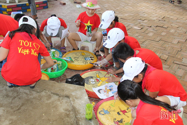 Học sinh tiểu học biến phế liệu thành sản phẩm thân thiện với môi trường