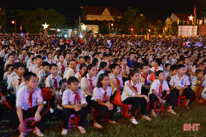 Lãnh đạo tỉnh Hà Tĩnh tặng quà cho trẻ em nhân dịp Tết Trung thu