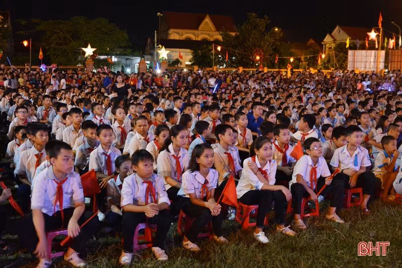 Lãnh đạo tỉnh Hà Tĩnh tặng quà cho trẻ em nhân dịp Tết Trung thu