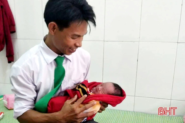 Bé gái sơ sinh bị bỏ rơi tại Bệnh viện đa khoa Thạch Hà