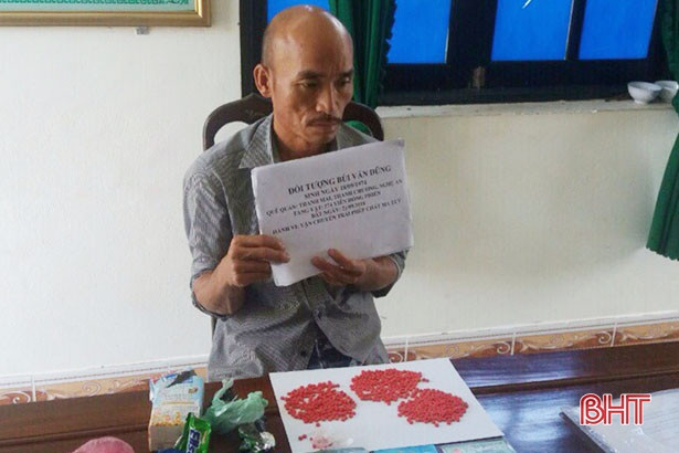 Bắt đối tượng tuồn 574 viên hồng phiến qua cửa khẩu Hà Tĩnh