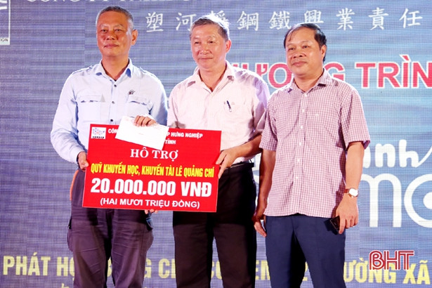 Formosa Hà Tĩnh trao 400 suất học bổng cho học sinh giỏi vượt khó