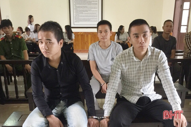 Cặp “chiến hữu” thuê 3 ô tô, cầm cố lấy tiền đánh bạc